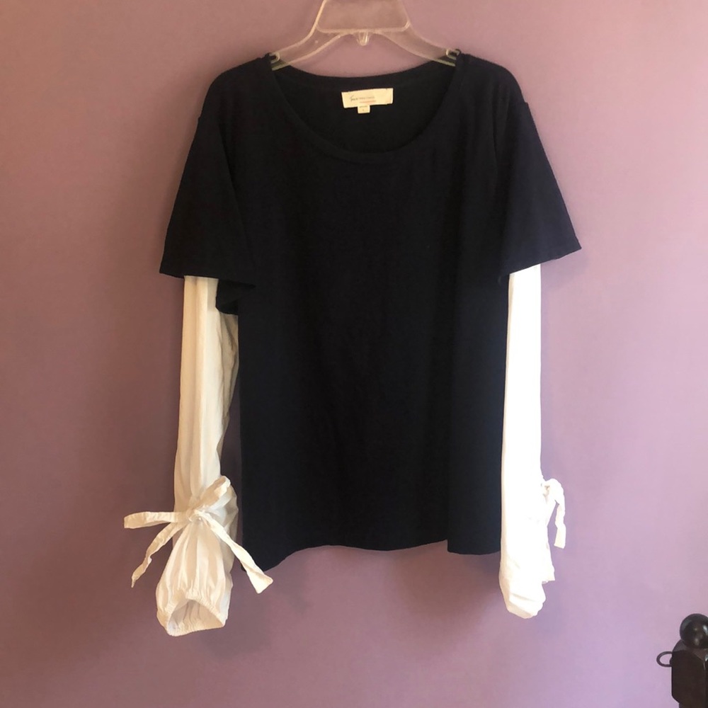 Two by Vince Camuto size large navy and white top